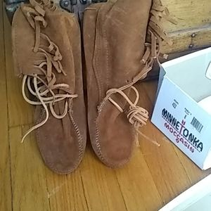 Minnetonka low lace up moccasin boots